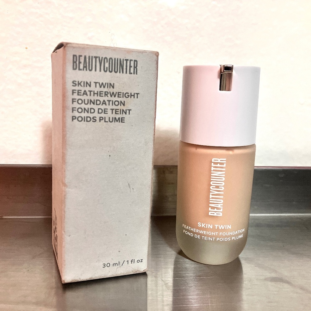 Beautycounter Skin Twin Featherweight foundation Fair150 (New in box)
